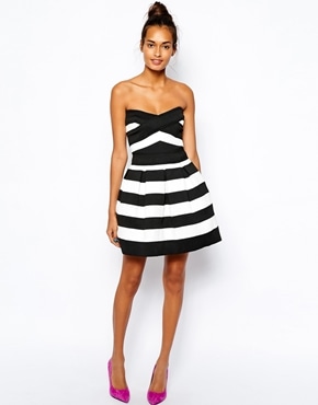 Asos – River Island Robe de bal de fin d’année bandeau à rayures – 70,42€