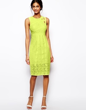 ASOS – Robe mi-longue ornée de lanières et de dentelle – 91,55€