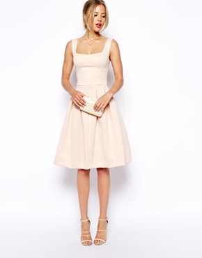 ASOS – Robe mi-longue évasée – 53,52€