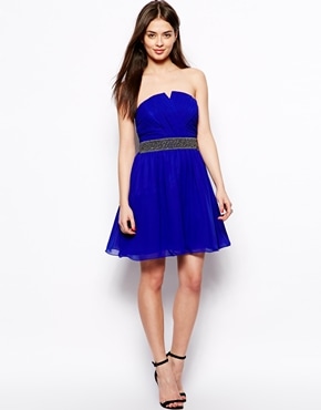 Asos – Little Mistress Petite Robe sans bretelles – 81,69€