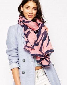 Écharpe imprimée 52,99€ (Asos)