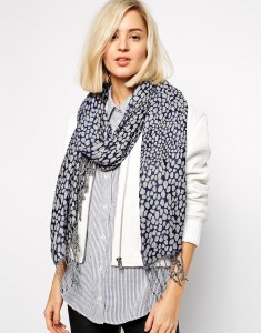 Écharpe imprimée 39,99€ (Asos)